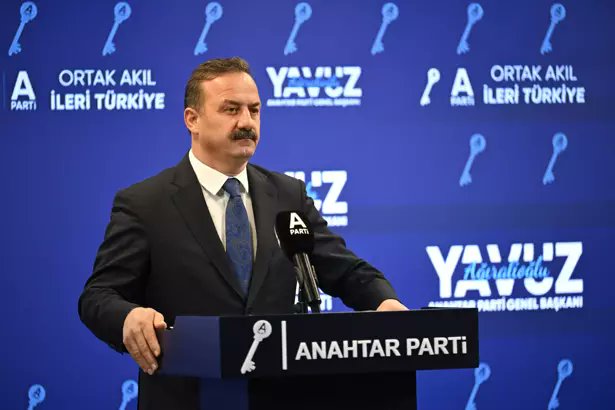 Kamubiz_com's tweet photo. 📍Polislerimizin sendika hakkı hâlâ tam olarak yoktur; gece gündüz demeden görev yapanların emeği hâlâ karşılıksızdır. Resmî tatilde çalışanın hakkı teslim edilmemektedir.

📍POLSAN meselesi şeffaflık ve gönüllülük açısından hâlâ tartışmalıdır. Tatil günleri yıllık izne eklenmemekte, maaşlar ise verilen emeğin gerisinde kalmaktadır.

📍Daha da vahimi, son yıllarda artan polis intiharları bu ağır yükün artık görmezden gelinemeyeceğini açıkça göstermektedir. Bu mesele yalnızca ekonomik değil; çalışma şartları, psikolojik yıpranma ve biriken sorunların bütünüdür. Bu tabloyu değiştirmek bir tercih değil, zorunluluktur.

📍Polislerimizin verdiği emek karşılıksız kalmamalı; hakları eksiksiz ve adil şekilde teslim edilmelidir.

Yavuz Ağıralioğlu
Anahtar Parti Genel Başkanı