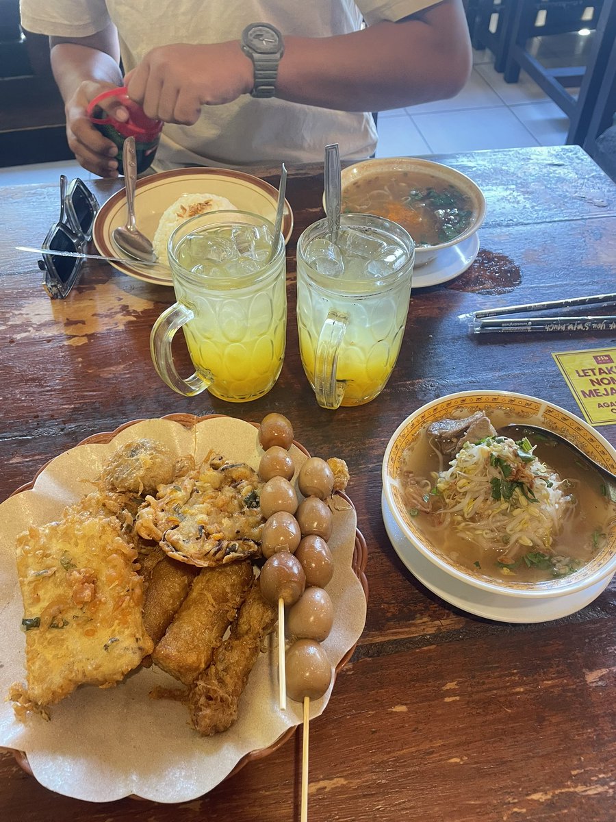 edeedaa's tweet photo. Libur 2 hari versi kita😌✨ Kita usahakan minimal 2 bulan sekali jalan-jalan🤭

Bulan ini kita staycation ke Kintamani 🥰 
Berangkat jam 11, makan soto, lalu otw ke Kintamani.
Di perjalanan, kita juga mampir ke Alfamart yg view-nya ga kalah cantik dari cafe-cafe di sana 🥹⛰️ https://t.co/hY7BRHqGRY