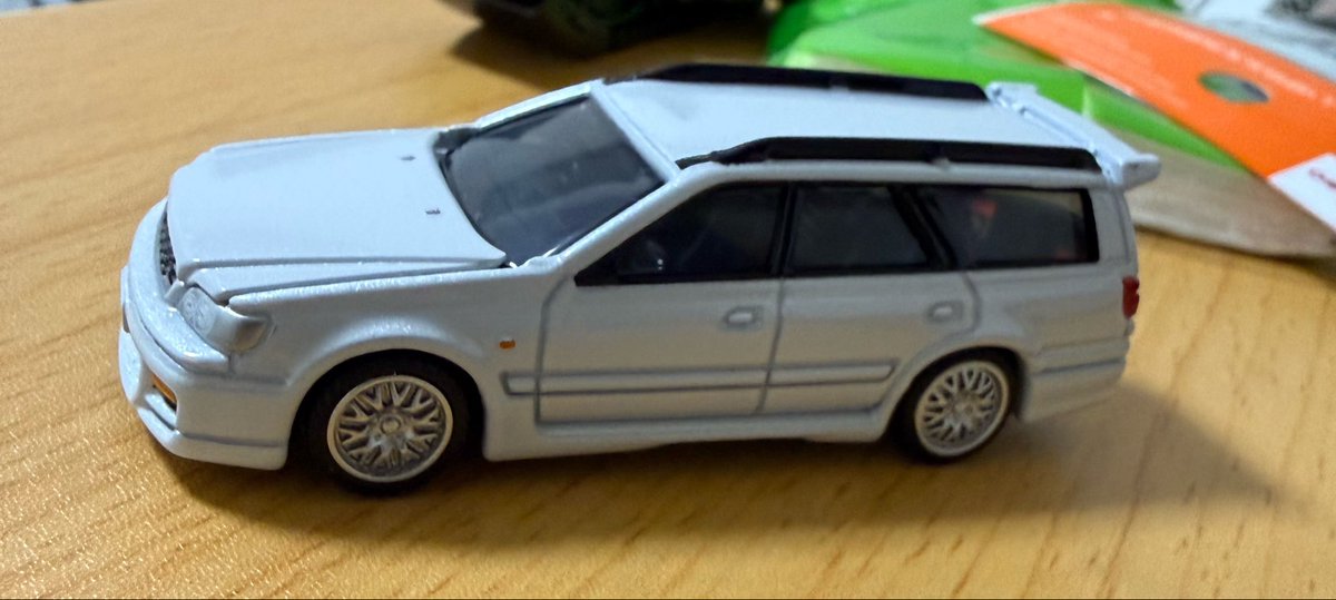 もう半月以上ゲームできてなくて暇すぎるのでミニカー買ってころがしてる
これめっちゃできいいぞオヌヌメ