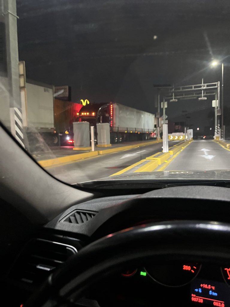 GmaGob's tweet photo. Que pasa con su Planeacion de verdad no se dan cuenta que afectan a miles de ciudadanos??? @MovilidadEdoMex @delfinagomeza desde ayer gente parada TOTALMENTE . Necesitan poner urgente Solución y designar a alguien con Capacidad para resolver y no volver loco al Estado de México https://t.co/mbERcKdX7g