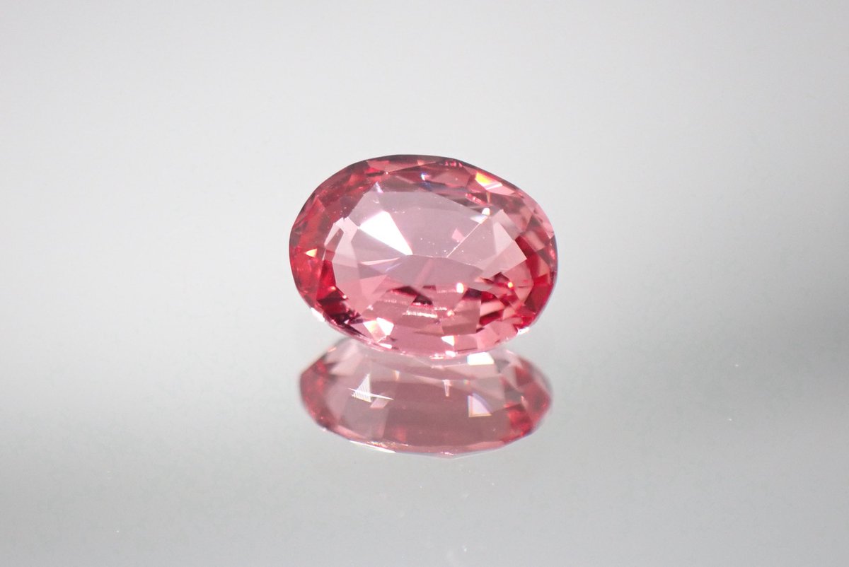 ✨新入荷情報✨
#パパラチアサファイア 
0.755ct 中宝研鑑別書付き

加熱処理が施されてますが
非常にキレイな色味の逸品です

こちらも
#石ころマーケットin甲府ジェムマーケット でお披露目致します

ぜひ、ご覧ください

#甲府ジェムマーケット