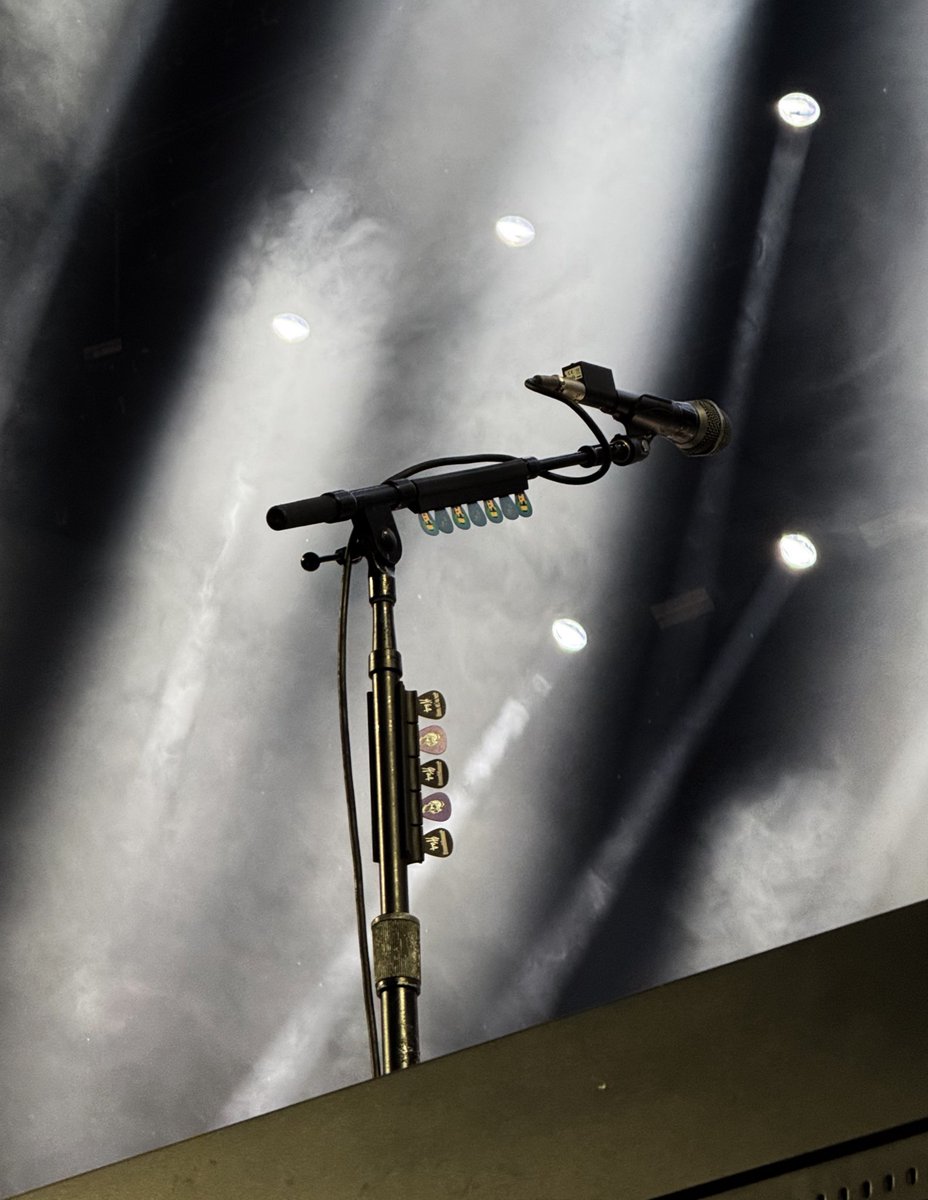 lohatx's tweet photo. Sdds ficar olhando esse pedestal e saber que em poucos minutos eu veria o Synyster Gates na minha frente https://t.co/FfEzQun6hX