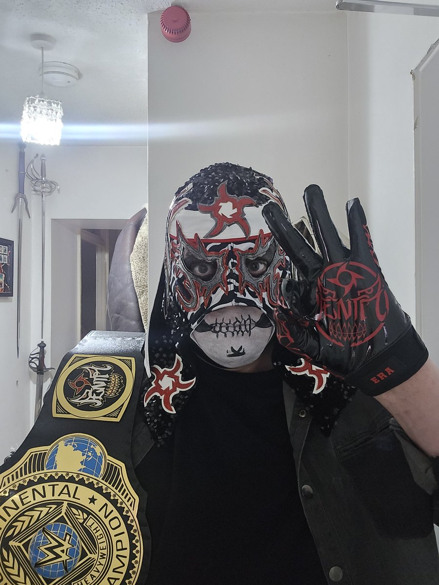 vale46fan's tweet photo. Working on a @PENTAELZEROM cosplay ready for @MCMComicCon https://t.co/eQw4kknnHC