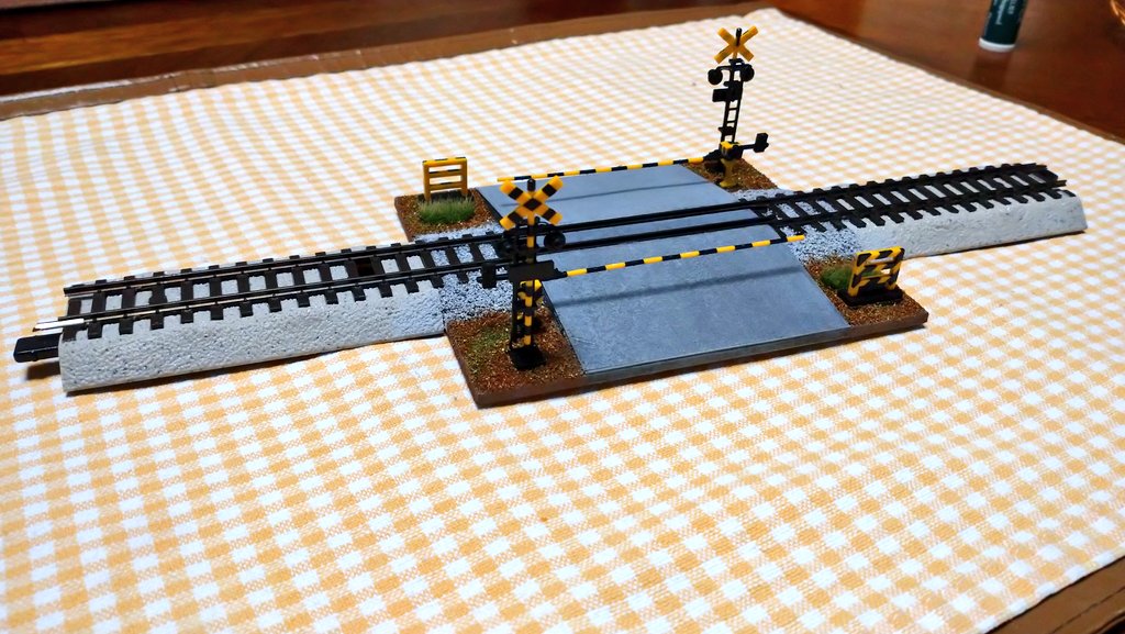 R32NSMR's tweet photo. HO1067用 踏切線路
IMONシステムトラックのS288を加工

3ミリ厚の木材をベースにし、PLUMの踏切を設置。

LEDを埋め込み点灯化。
電源は3Vボタン電池 (C2032)
裏面に配置した電池ケースにスイッチが内蔵されてるので、上からもオンオフ出来るように道床の一部に穴開け。
#鉄道模型
#HO1067
#IMON https://t.co/MmS6dfi7MY