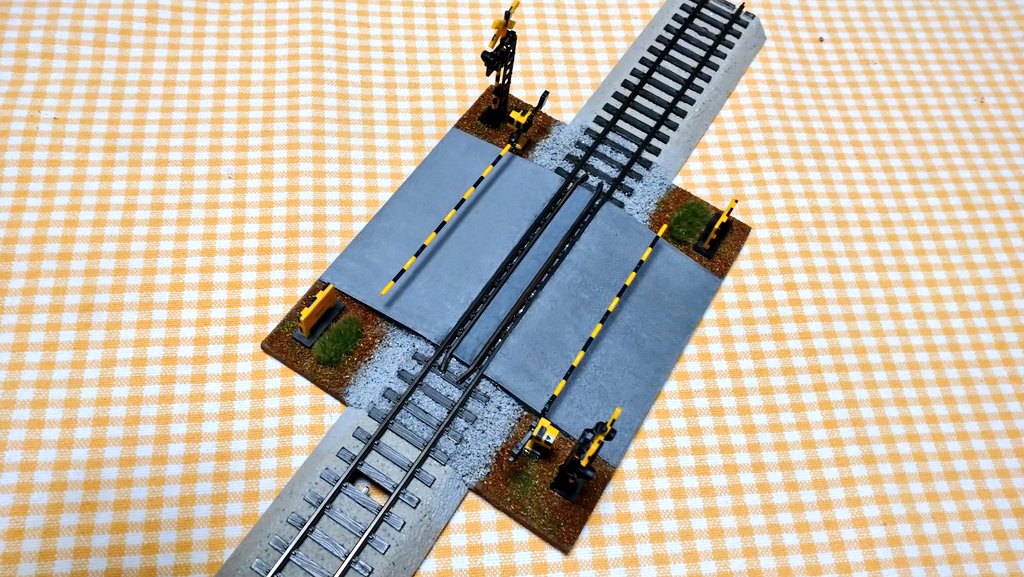 R32NSMR's tweet photo. HO1067用 踏切線路
IMONシステムトラックのS288を加工

3ミリ厚の木材をベースにし、PLUMの踏切を設置。

LEDを埋め込み点灯化。
電源は3Vボタン電池 (C2032)
裏面に配置した電池ケースにスイッチが内蔵されてるので、上からもオンオフ出来るように道床の一部に穴開け。
#鉄道模型
#HO1067
#IMON https://t.co/MmS6dfi7MY