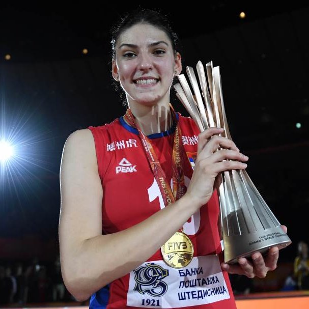 majaaskito's tweet photo. Bazı hesaplar yıllardır atıp tuttukları Naz'a Boşko'ya şimdi övgüler diziyorlar. Galatasaraylılar aylarca "naz oynamasın, Bongaerts ilk altı olsun" dediler şimdi "Naz Queen bizi bırakma" diye ağlıyorlar. Boşko'ya "prime dönemi bitti, artık zirvede değil" diyenler muhteşem diyor😂 https://t.co/AYeZhgTC9Y