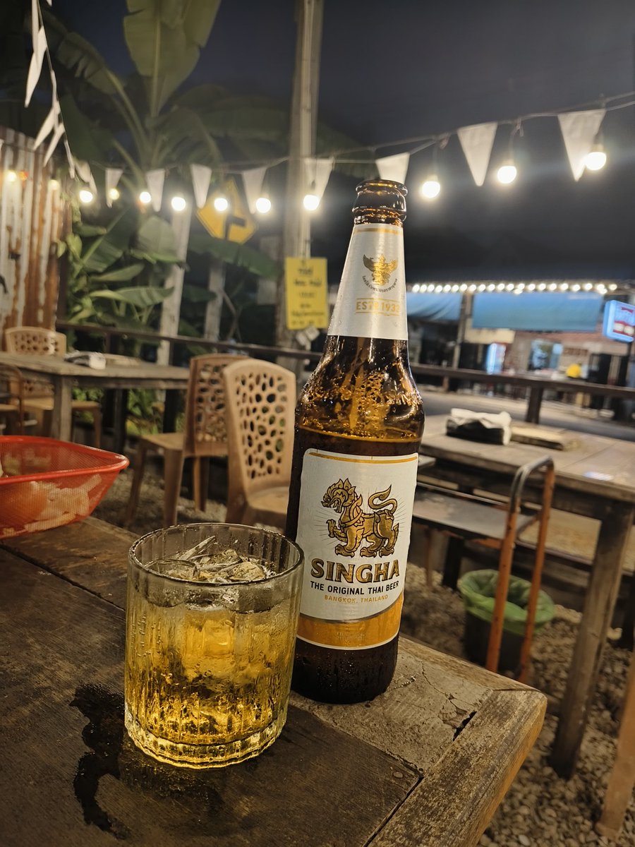เทอบอกขวดเดียวไม่พอ คืนนี้เทอต้องกลับบ้านอีก ผมไว้ใจ Grab ได้ใช่ไหมครับ เทอไปกินร้านแถวรพ.กรุงเทพระยองครับ ถ้าใครผ่านไปเจอเทอผมฝากดูแลเธอด้วยครับ