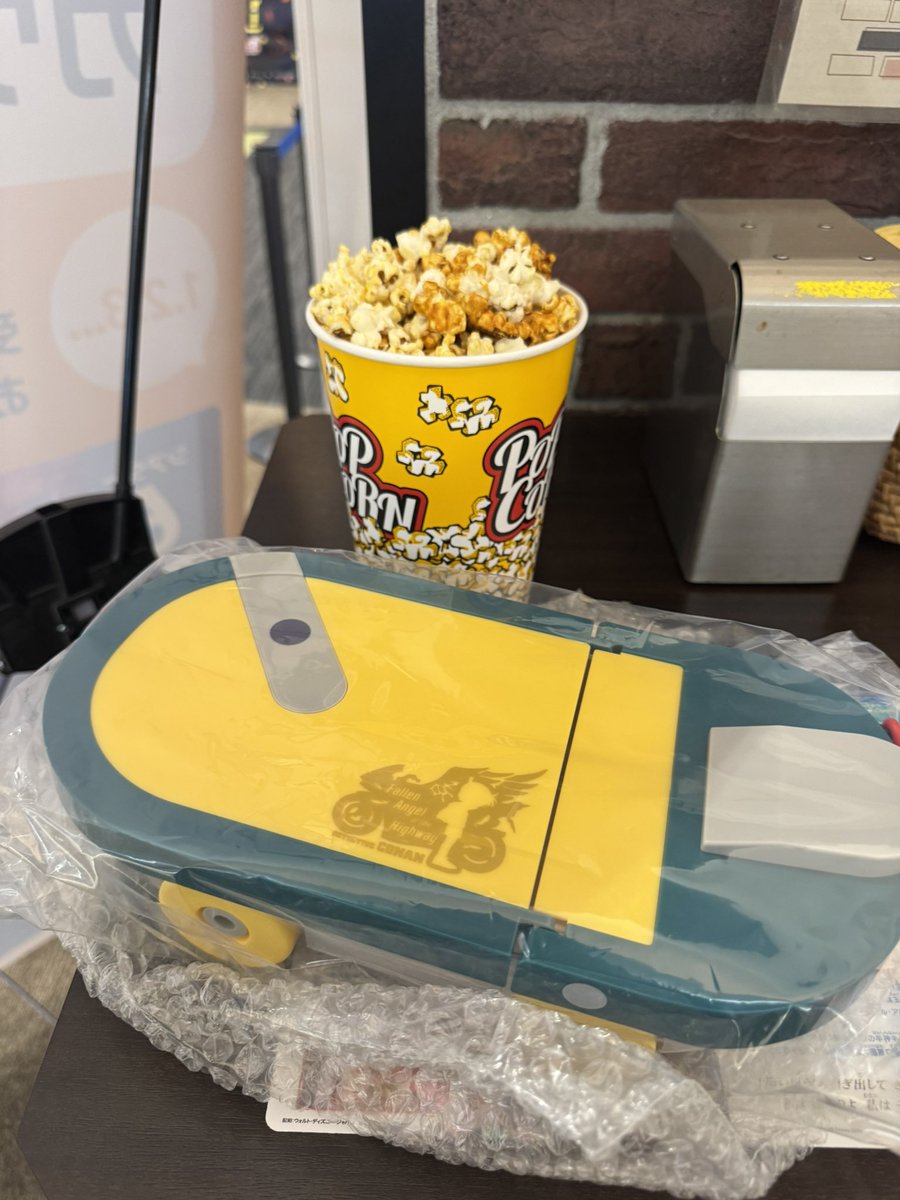 yugesuke23's tweet photo. コナンのスケボー型ポップコーンボックス購入😊 https://t.co/EOYbUORLz7