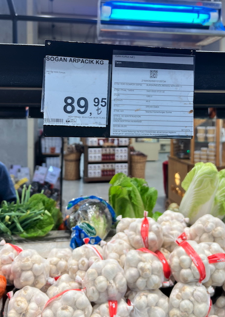 gidadedektifi's tweet photo. Geçtiğimiz ay Bursa İnegöl'den kilosu 23₺'ye alınan soğanların nasıl fahiş fiyatlarla satıldığını gözler önüne sermiştik.
Örnekler çoğaltılabilir fakat belli ki mesele aylardır yazdıkları gibi lojistik veya mazot maliyetleri değil.
Bu yapılar kökten çökertilmeli.
@ticaret https://t.co/Ymv1OUcu8y
