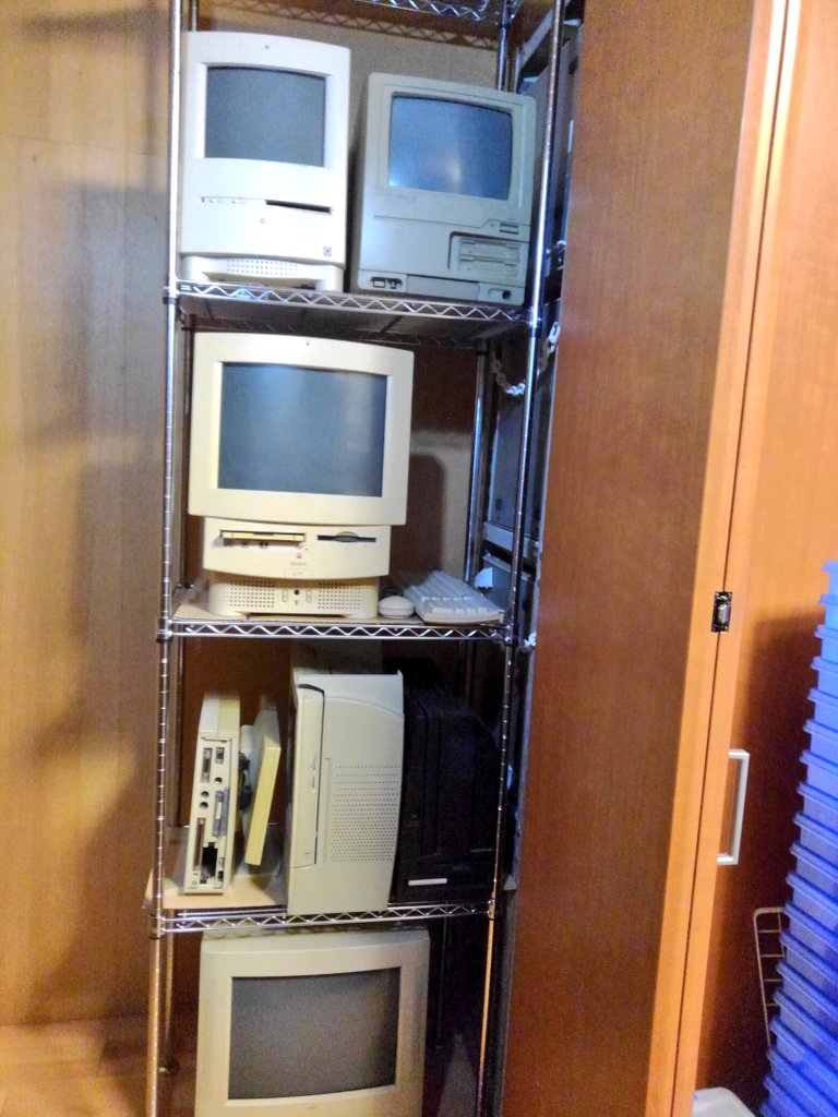 toshitada1973's tweet photo. 成り行きで一体型機の棚を作ってしまったよ…なんかトーテムポールみたいだな…#PC9821Cu16 #PC9821Cr13 #PC9821F166 #PC9821Es #LC575 #PC9801CV https://t.co/HBB8tPC1Yb