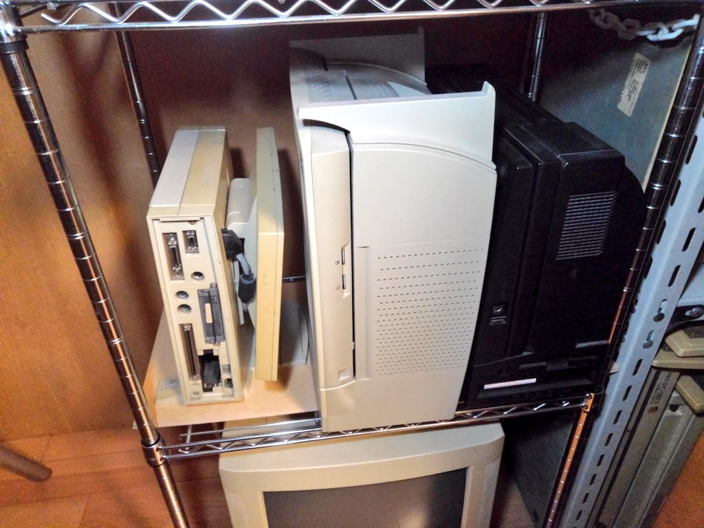 toshitada1973's tweet photo. 成り行きで一体型機の棚を作ってしまったよ…なんかトーテムポールみたいだな…#PC9821Cu16 #PC9821Cr13 #PC9821F166 #PC9821Es #LC575 #PC9801CV https://t.co/HBB8tPC1Yb