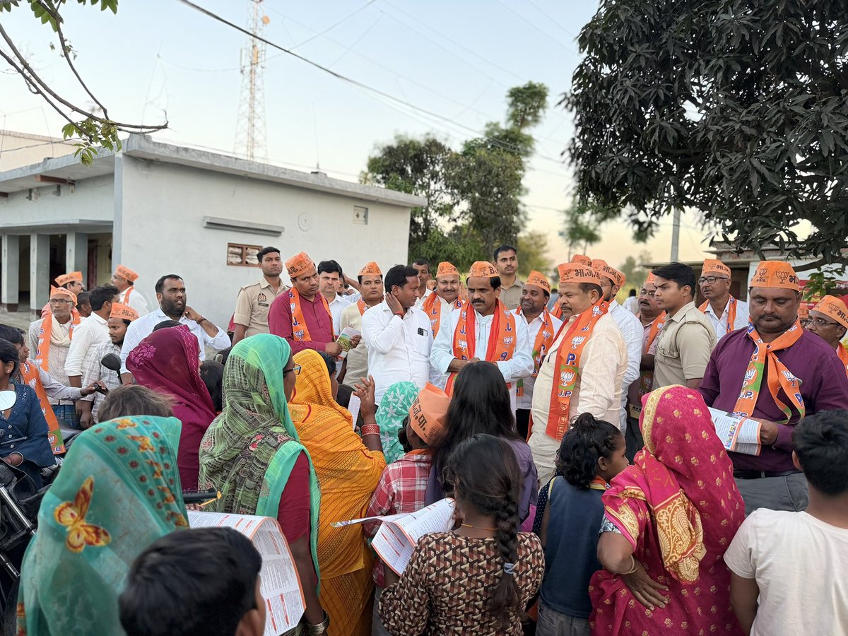 Raghvendra171's tweet photo. आज विधानसभा क्षेत्र डुमरियागंज के अंतर्गत ग्राम धोबहा में आयोजित बस्ती संपर्क अभियान के दौरान क्षेत्रवासियों से जनसंपर्क कर उनका हाल-चाल जाना एवं विभिन्न विषयों पर संवाद किया।

इस अवसर पर भाजपा जिला अध्यक्ष श्री दीपक मौर्य जी सहित पार्टी के सम्मानित पदाधिकारी उपस्थित रहे। https://t.co/muHS3oeL1N