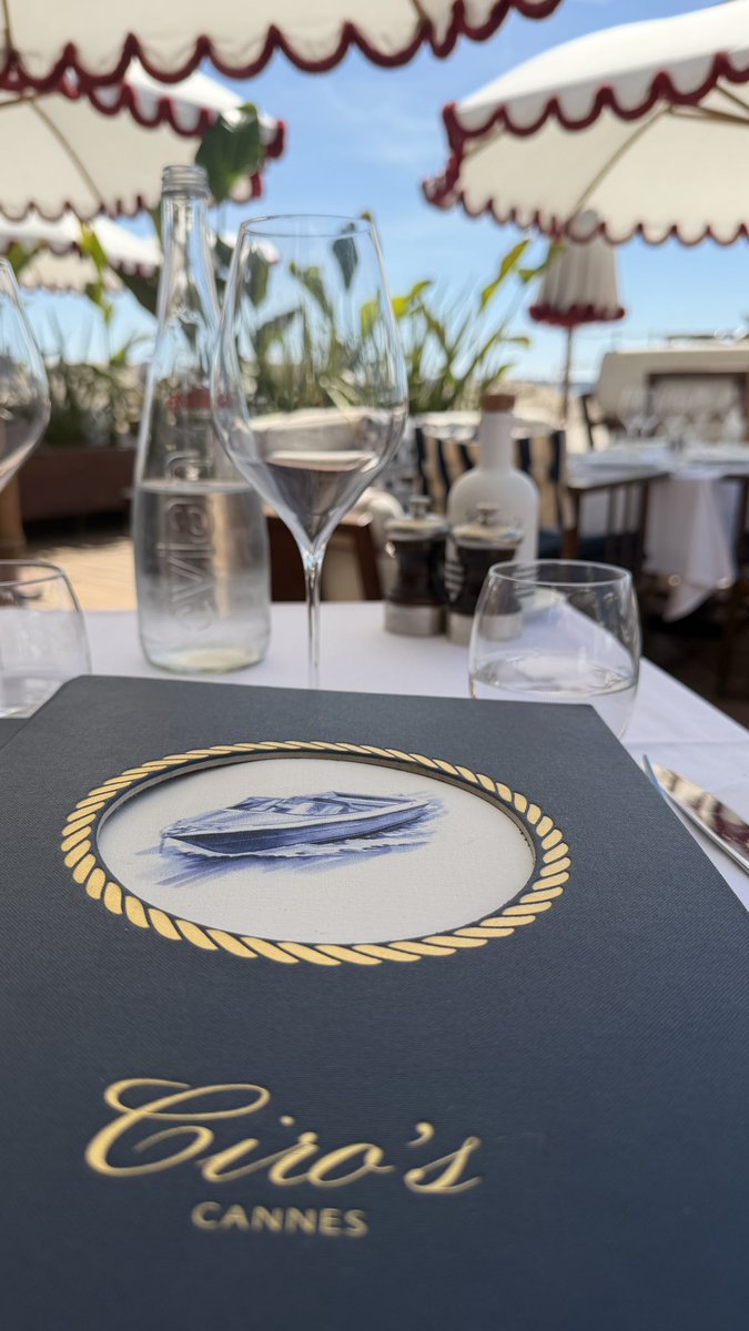 ClemCaro06's tweet image. Le voir accueillir, conseiller , servir et sourire… mon fils ne fait pas que son métier, il fait briller mon cœur ❤️ Aujourd’hui,  je suis cliente… mais surtout une maman infiniment fière de son fils 👦🏼🫶 #ChefDeRang #Ciros #Elegance #artdelatable #Saisonnier 🍽️