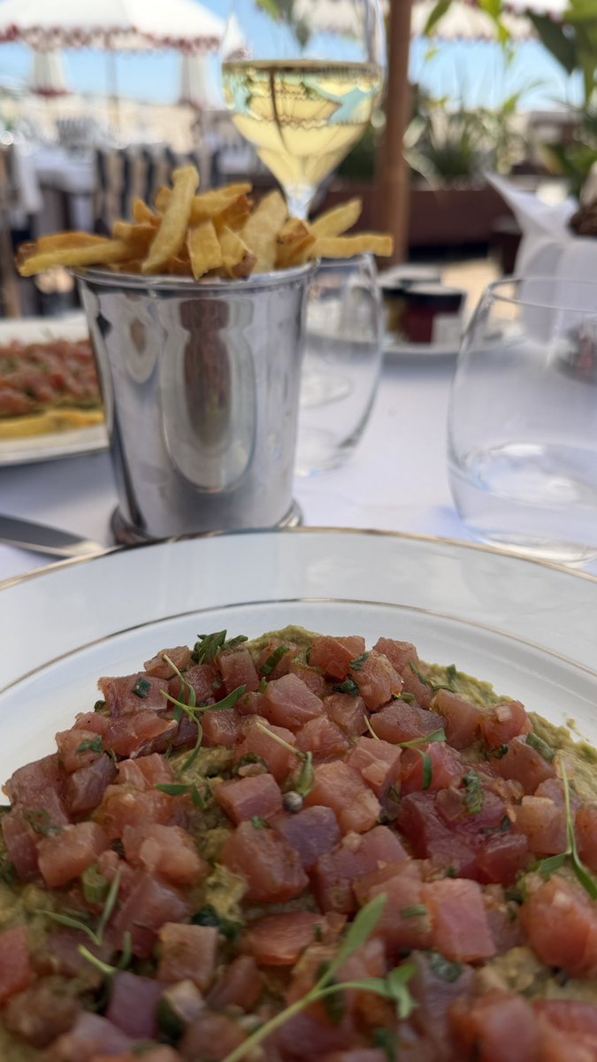 ClemCaro06's tweet image. Le voir accueillir, conseiller , servir et sourire… mon fils ne fait pas que son métier, il fait briller mon cœur ❤️ Aujourd’hui,  je suis cliente… mais surtout une maman infiniment fière de son fils 👦🏼🫶 #ChefDeRang #Ciros #Elegance #artdelatable #Saisonnier 🍽️