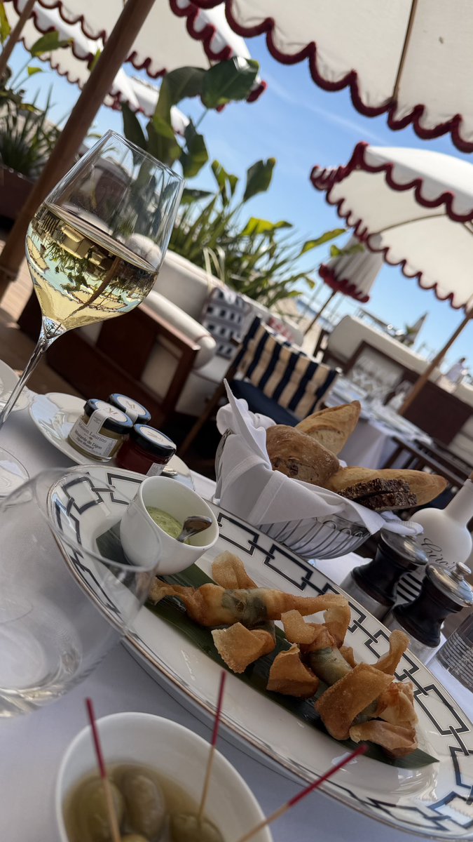 ClemCaro06's tweet image. Le voir accueillir, conseiller , servir et sourire… mon fils ne fait pas que son métier, il fait briller mon cœur ❤️ Aujourd’hui,  je suis cliente… mais surtout une maman infiniment fière de son fils 👦🏼🫶 #ChefDeRang #Ciros #Elegance #artdelatable #Saisonnier 🍽️