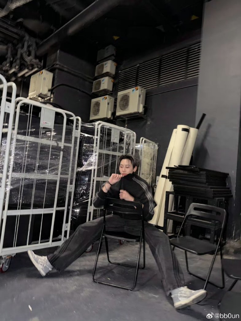 bb0un Official tweet media