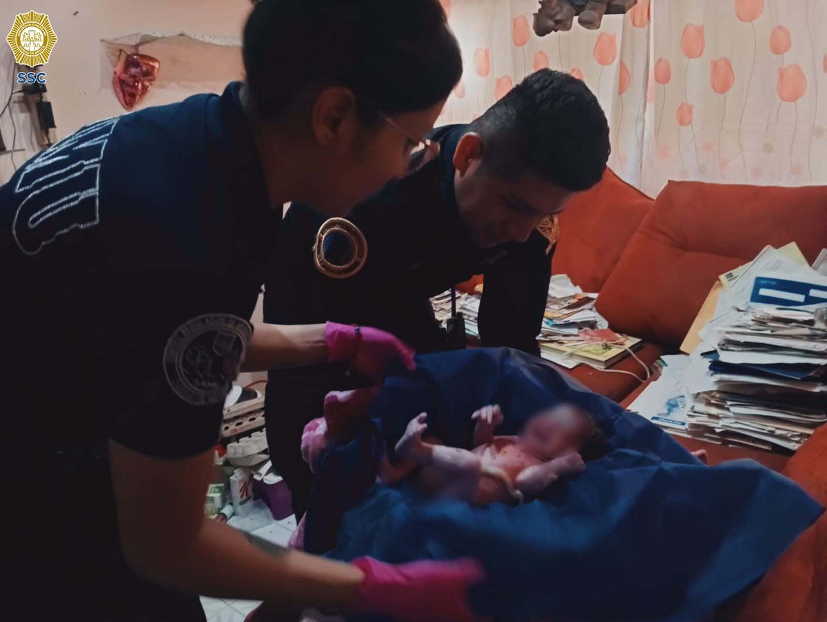 SSC_CDMX's tweet photo. #BoletínSSC | #ApoyoEnParto | Efectivos de la #SSC de la #CiudadDeMéxico, auxiliaron a una mujer que entró en labor de parto en su domicilio ubicado en la alcaldía @BJAlcaldia, y gracias a sus conocimientos de primeros auxilios, recibieron a un bebé.

La acción policial se registró cuando los oficiales, asignados a la seguridad y vigilancia en la colonia #NiñosHéroesDeChapultepec, y fueron alertados por los operadores del #C2 #Sur, por una emergencia de labor de parto en un domicilio de la calle Niños Héroes de Chapultepec. https://t.co/3Pyrv6vgXw