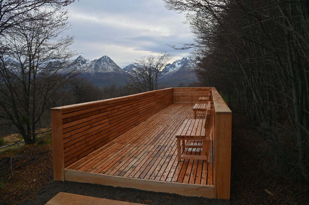 TurismoTDF's tweet photo. El Mirador del Valle Carbajal, ubicado sobre la Ruta Nacional Nº 3 cerca de Ushuaia, ofrece vistas panorámicas impresionantes de un valle glaciar cubierto de turbales y rodeado por la sierra Alvear.
#ValleCarbajal #OtoñoDelFuego #TierraDelFuego #FinDelMundo https://t.co/ramv74jBMh