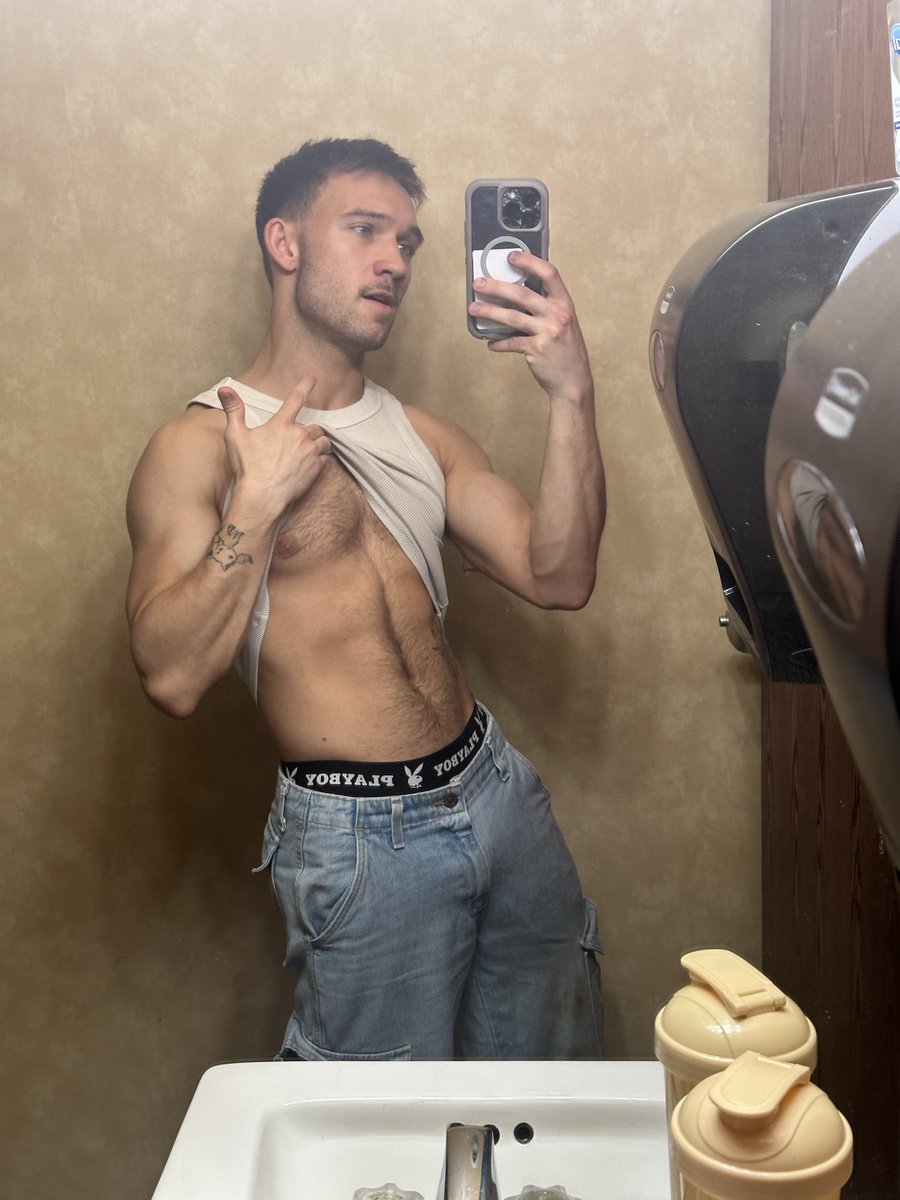 itsNick_Kline's tweet photo. No mirror is safe 🙈 https://t.co/UWYvQ6knRr