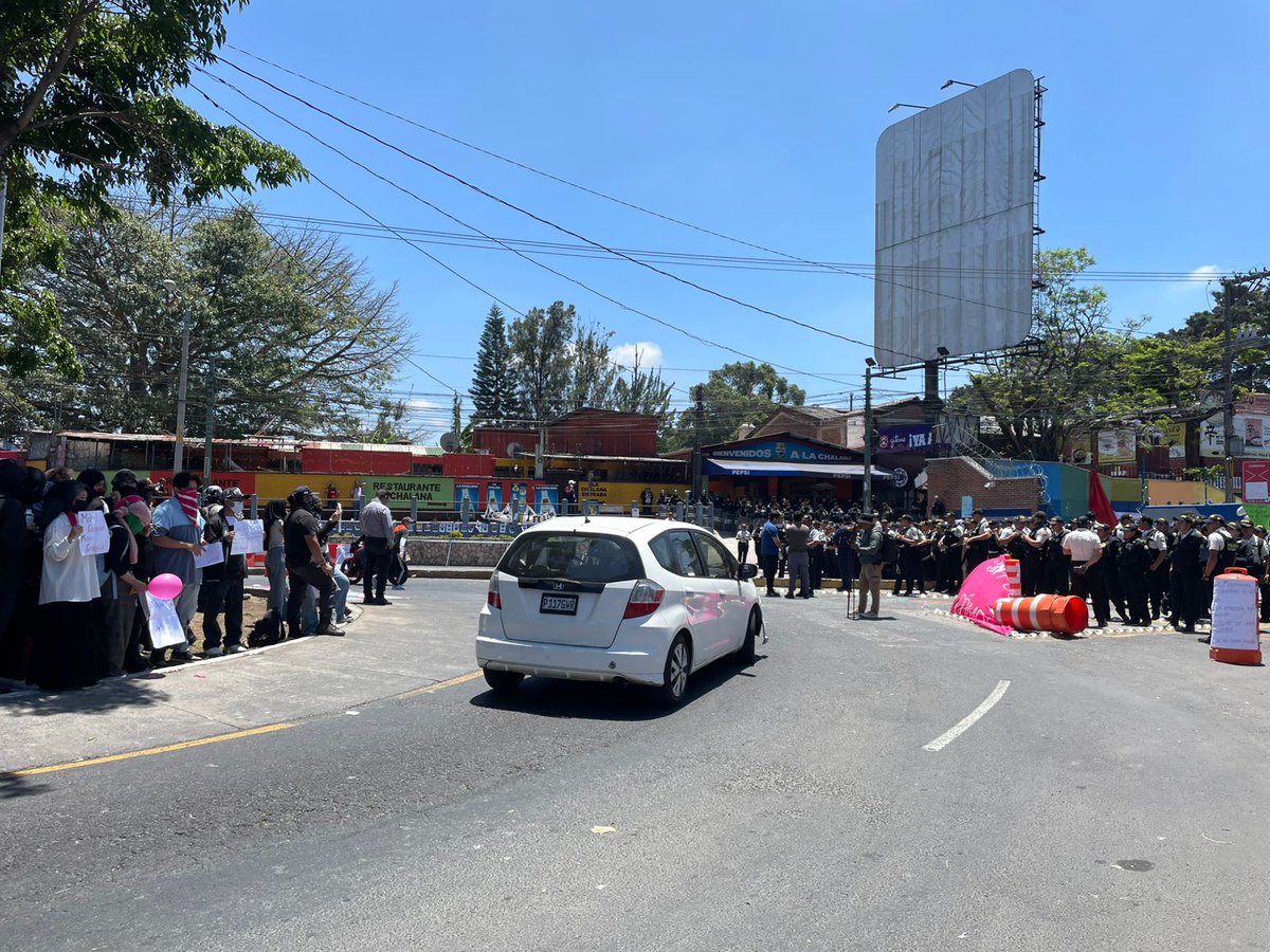 DiariodeCA's tweet photo. #EnElPaísDCA | Así es como se desarrolla la manifestación pacífica por parte de los estudiantes de las carreras de Medicina, Psicología, Agronomía y demás unidades académicas en frente de las instalaciones de la Universidad San Carlos de Guatemala.

Hasta el momento, no se ha reportado confrontaciones entre los manifestantes y los agentes de la Policía Nacional Civil (PNC). Asimismo, tampoco se ha tapado el paso a los vehículos que circulan por la zona.

Vía: @ccanoDCA