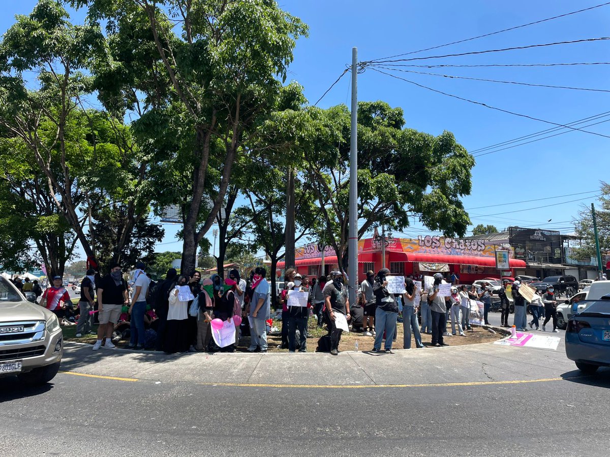 DiariodeCA's tweet photo. #EnElPaísDCA | Así es como se desarrolla la manifestación pacífica por parte de los estudiantes de las carreras de Medicina, Psicología, Agronomía y demás unidades académicas en frente de las instalaciones de la Universidad San Carlos de Guatemala.

Hasta el momento, no se ha reportado confrontaciones entre los manifestantes y los agentes de la Policía Nacional Civil (PNC). Asimismo, tampoco se ha tapado el paso a los vehículos que circulan por la zona.

Vía: @ccanoDCA