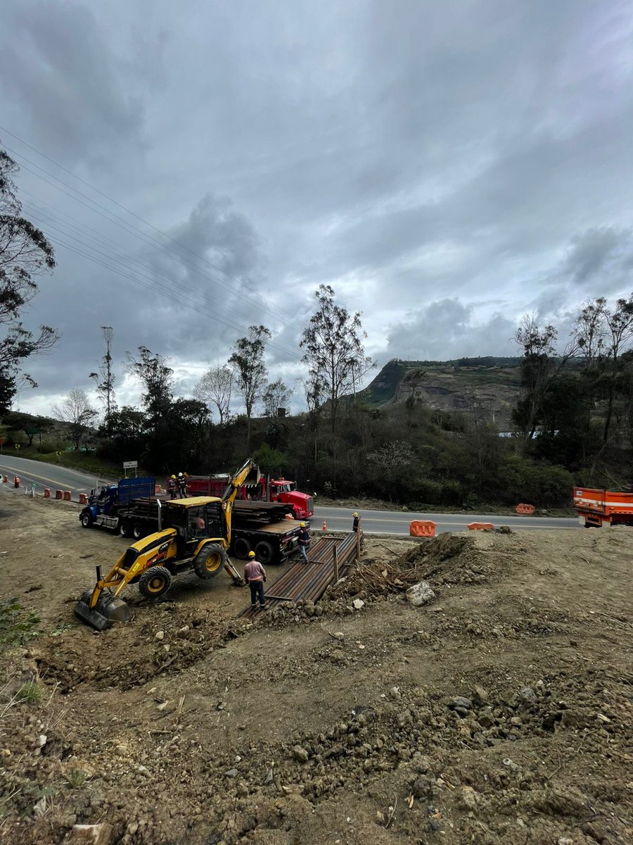 ‼️Llegaron los primeros 855 metros lineales de tubería petrolera de los 5.400 que se destinarán a la construcción del tablestacado en el K18 del corredor Bogotá – Villavicencio. 🧵👇

1/3🧵