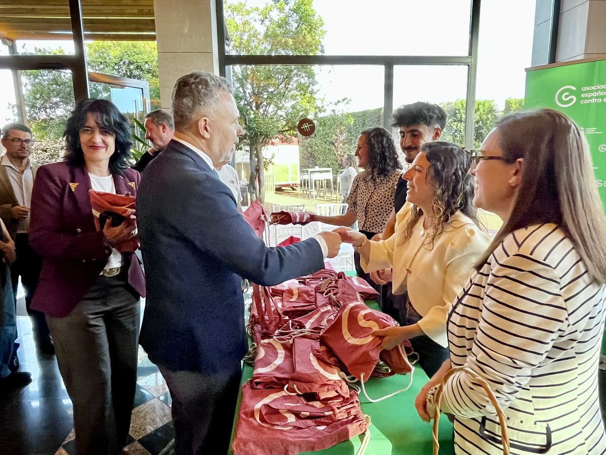 AytoLogrono's tweet image. 🏃‍♀️🩷| El 19 de abril #Logroño se teñirá de rosa para la XI Carrera de la Mujer por la Investigación de @ContraCancerRIO.

🔹 El alcalde, @conrado_escobar, junto con varios miembros de la Corporación, ha participado en la presentación del evento, que va más allá de una mera prueba