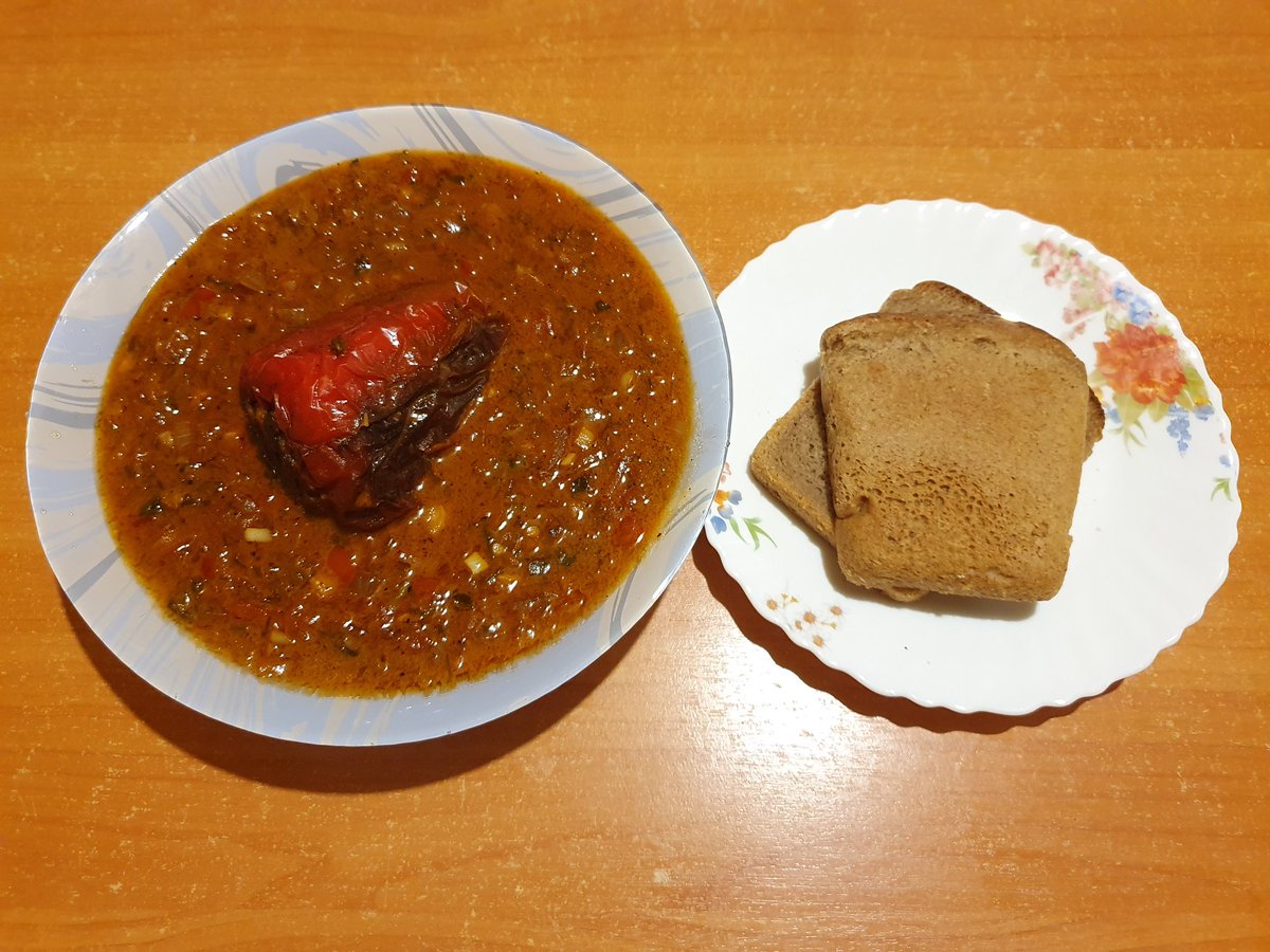 J0hn_3Volta's tweet image. фаршированные перцы из морозилки сегодня на ужин

сделал побольше заливки из овощей, томатной пасты, сметаны и горчицы чтобы кушать её с чёрным хлебушком
кайф😍

кушайте вкусно готовьте с удовольствием❤️

#едадлянищих 
#comfortfood