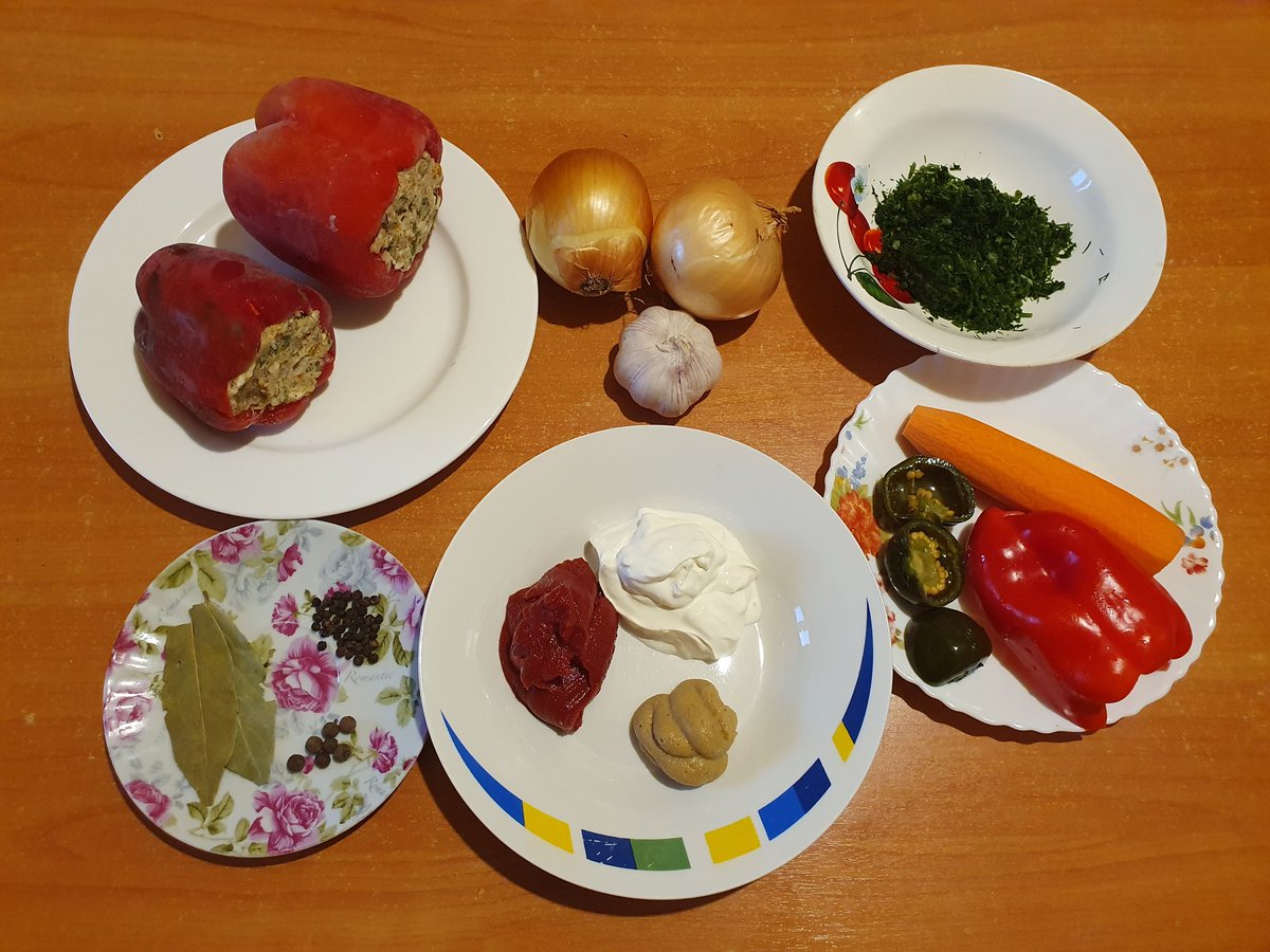 J0hn_3Volta's tweet image. фаршированные перцы из морозилки сегодня на ужин

сделал побольше заливки из овощей, томатной пасты, сметаны и горчицы чтобы кушать её с чёрным хлебушком
кайф😍

кушайте вкусно готовьте с удовольствием❤️

#едадлянищих 
#comfortfood