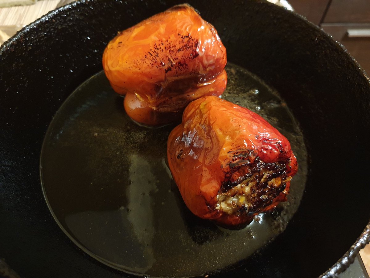 J0hn_3Volta's tweet image. фаршированные перцы из морозилки сегодня на ужин

сделал побольше заливки из овощей, томатной пасты, сметаны и горчицы чтобы кушать её с чёрным хлебушком
кайф😍

кушайте вкусно готовьте с удовольствием❤️

#едадлянищих 
#comfortfood