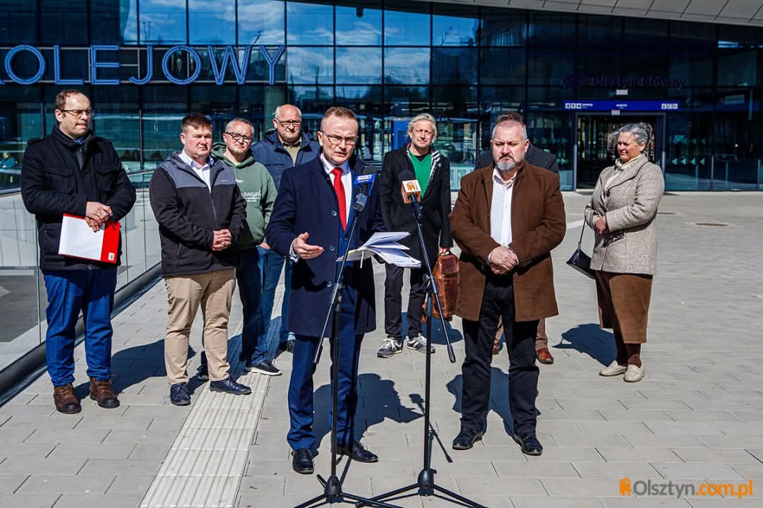 MarekWoch2's tweet photo. 🇵🇱🤗🧐Dzisiaj (9 kwietnia) przy budynku Dworca Głównego w Olsztynie miała miejsce konferencja prasowa Ogólnopolskiej Federacji Bezpartyjnych Samorządowców. Wzięli w niej udział przedstawiciele federacji oraz lokalni samorządowcy, którzy sprzeciwiają się wykluczeniu komunikacyjnemu w regionie.

fot. Artur Szczepański / @olsztyncompl 🤝

Marek Woch - Kandydat na Prezydenta Rzeczypospolitej Polskiej 2025 
Ogólnopolska Federacja "Bezpartyjni i Samorządowcy" 
Radna Okręgu Stękiny i Porbady Joanna Wrona @RadnyZakrzewski