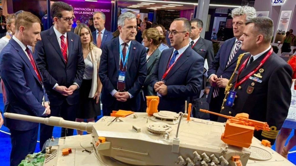 SA_Defensa's tweet image. 📍Santiago, #Chile (🇨🇱)

The @aselsan upgrade to the @Ejercito_Chile Leopard 2A4CHL takes center stage at #FIDAE2026.

The ASELSAN upgrade was showcased originally back in 2024 at FIDAE.