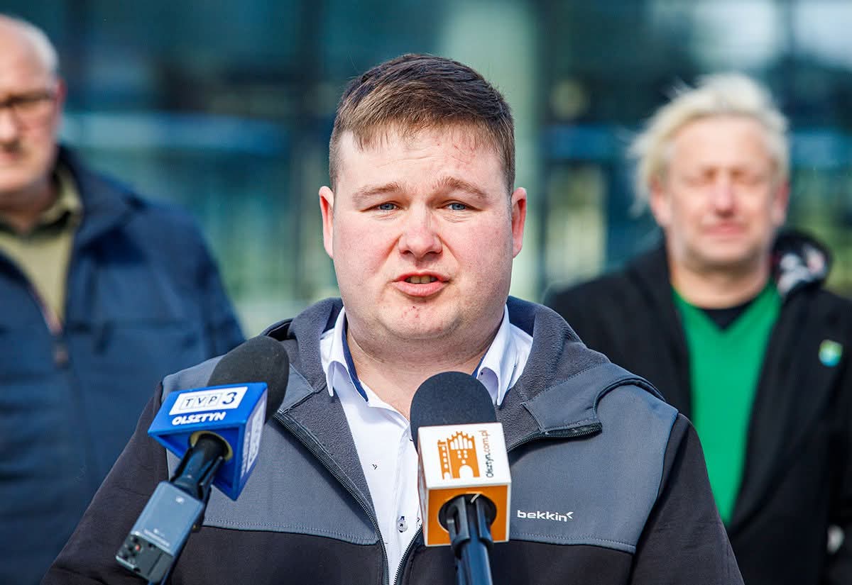 MarekWoch2's tweet photo. 🇵🇱🤗🧐Dzisiaj (9 kwietnia) przy budynku Dworca Głównego w Olsztynie miała miejsce konferencja prasowa Ogólnopolskiej Federacji Bezpartyjnych Samorządowców. Wzięli w niej udział przedstawiciele federacji oraz lokalni samorządowcy, którzy sprzeciwiają się wykluczeniu komunikacyjnemu w regionie.

fot. Artur Szczepański / @olsztyncompl 🤝

Marek Woch - Kandydat na Prezydenta Rzeczypospolitej Polskiej 2025 
Ogólnopolska Federacja "Bezpartyjni i Samorządowcy" 
Radna Okręgu Stękiny i Porbady Joanna Wrona @RadnyZakrzewski