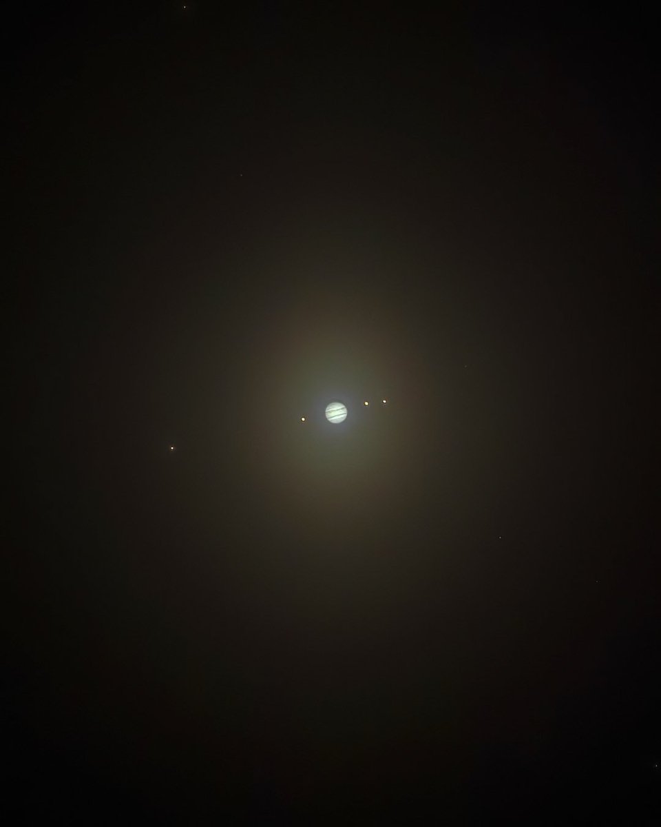 CuriosityonX's tweet image. Jupiter with Four Galilean Moons in the Night Sky 

📸Robert Wilmore