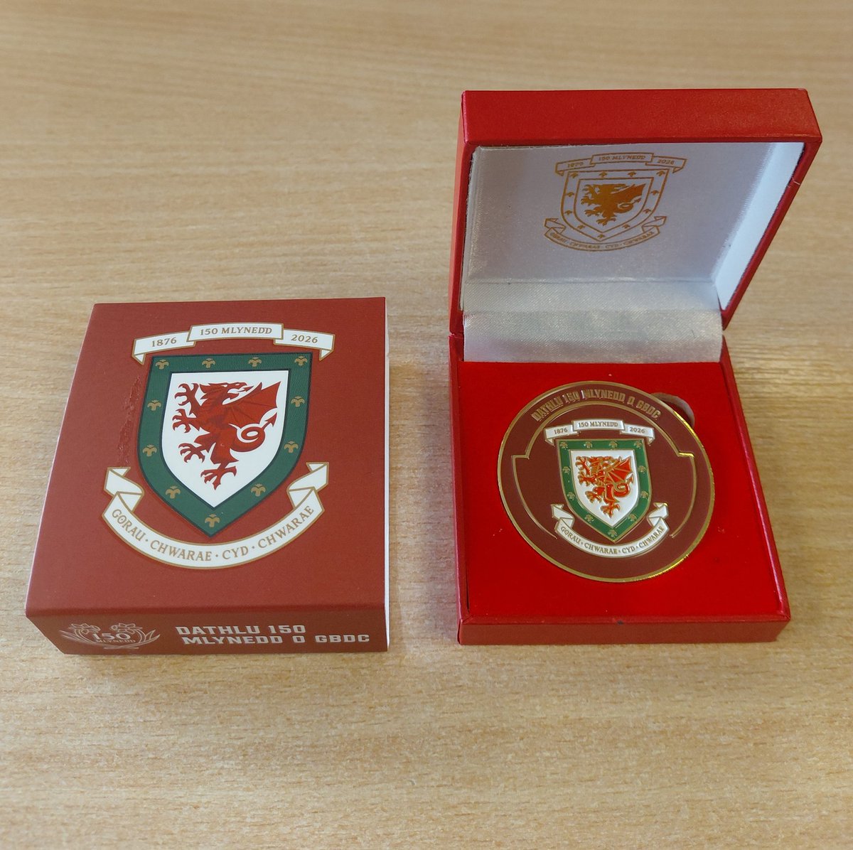 oldwelshpins's tweet photo. WHAT'S IN THE BOX

A closer look at @cymru 150th year commemorative coin from @zenithcoins 

#oldwelshpin https://t.co/PJpTwSsYlm