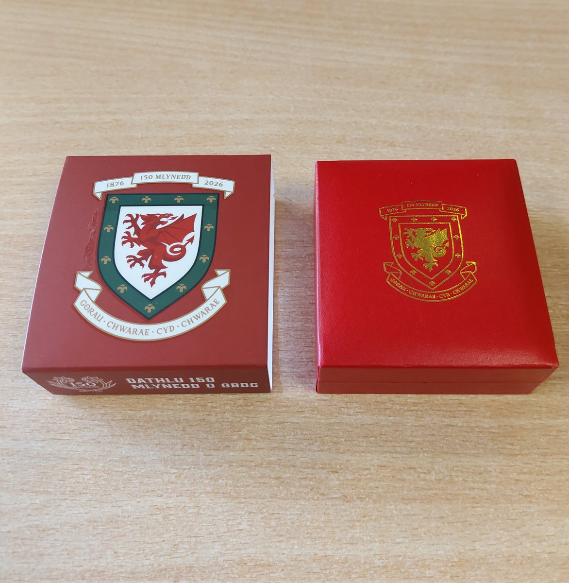 oldwelshpins's tweet photo. WHAT'S IN THE BOX

A closer look at @cymru 150th year commemorative coin from @zenithcoins 

#oldwelshpin https://t.co/PJpTwSsYlm