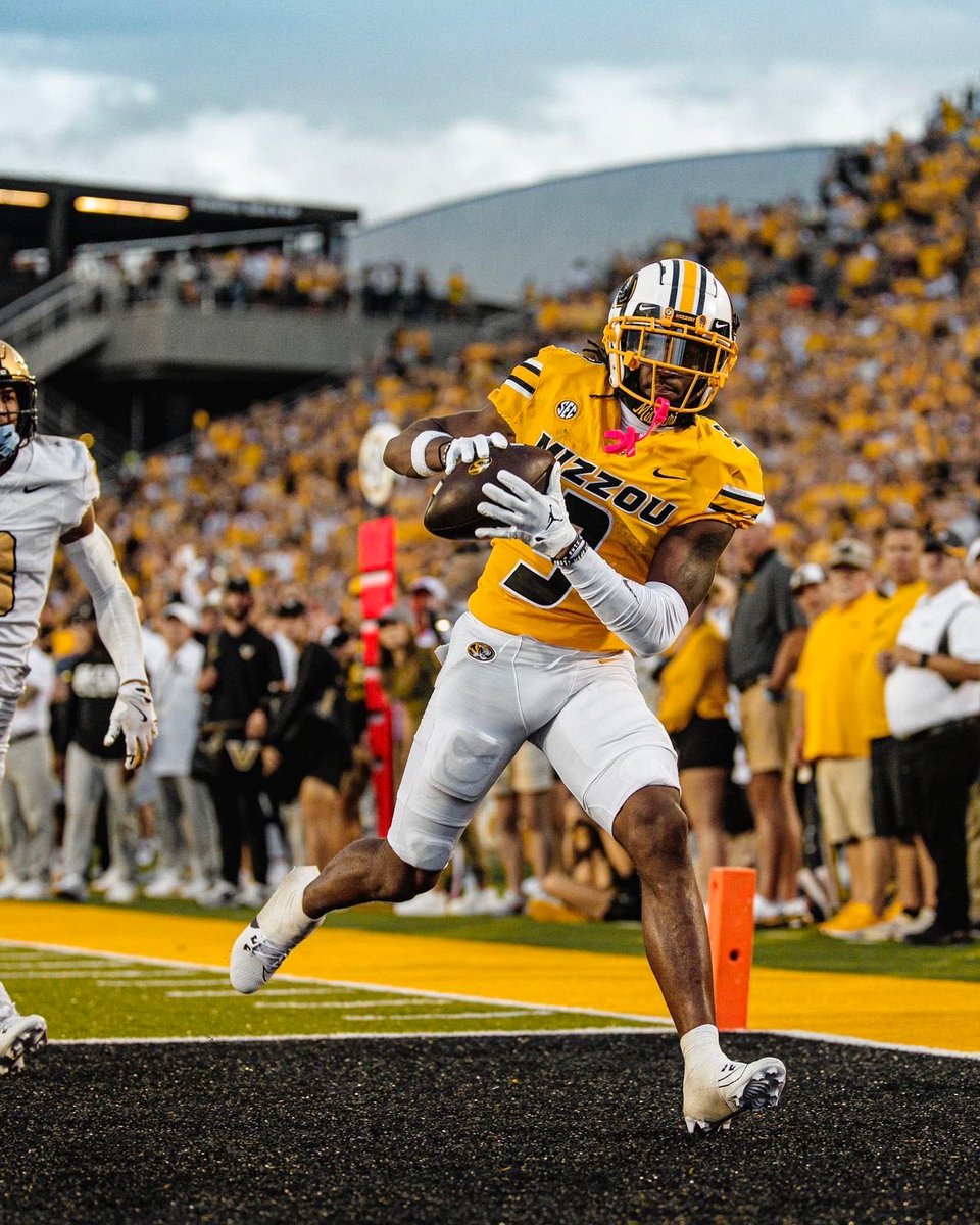 justinantenor24's tweet photo. TRULY BLESSED!!! To receive an offer from University of Missouri !!!
@MattFrench23 @Jake_Pew @CoachAntCollins https://t.co/EaOeSxHcHI