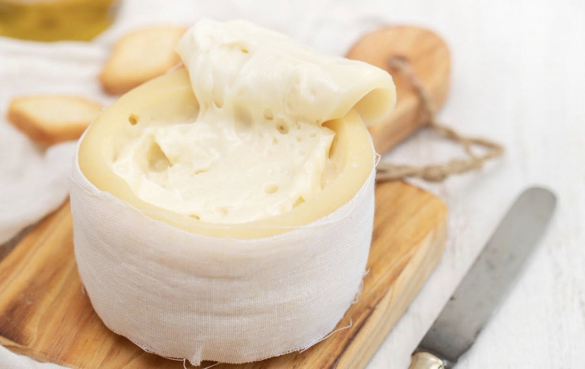 alentejo_1970's tweet image. Presenting you: The 7 Gastronomic Wonders of #Portugal 🇵🇹
2. Cheese Serra da Estrela
One of Portugal’s most iconic cheeses, made from sheep’s milk. It has a creamy, buttery texture and a strong, slightly tangy flavor, perfect for spreading on fresh bread.