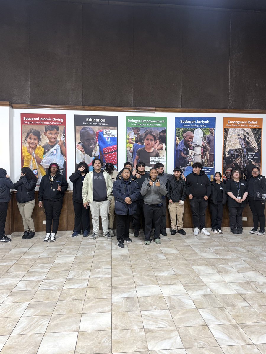 ZakatUS's tweet image. Junior and senior #students from ACE Amandla Charter School visited our #Chicago headquarters for a second time yesterday to help pack #hygiene kits to be distributed to local children’s hospitals, and at our upcoming #food distributions! Each package came with socks,