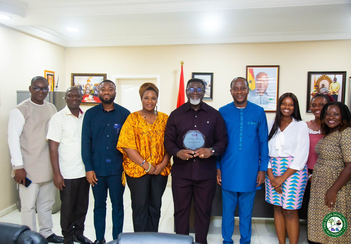 AndyOOkrah's tweet photo. I was honored today with the Global Award for Transformational Leadership by the Pan-African Leadership Institute (PALI). My plaque and medal were presented to me by Dr. Kofi Osei-Kusi, President and Co-Founder of PALI, who was accompanied by Nina Ama Aernan, Dean of Ex. Student https://t.co/nXc3C563Lh