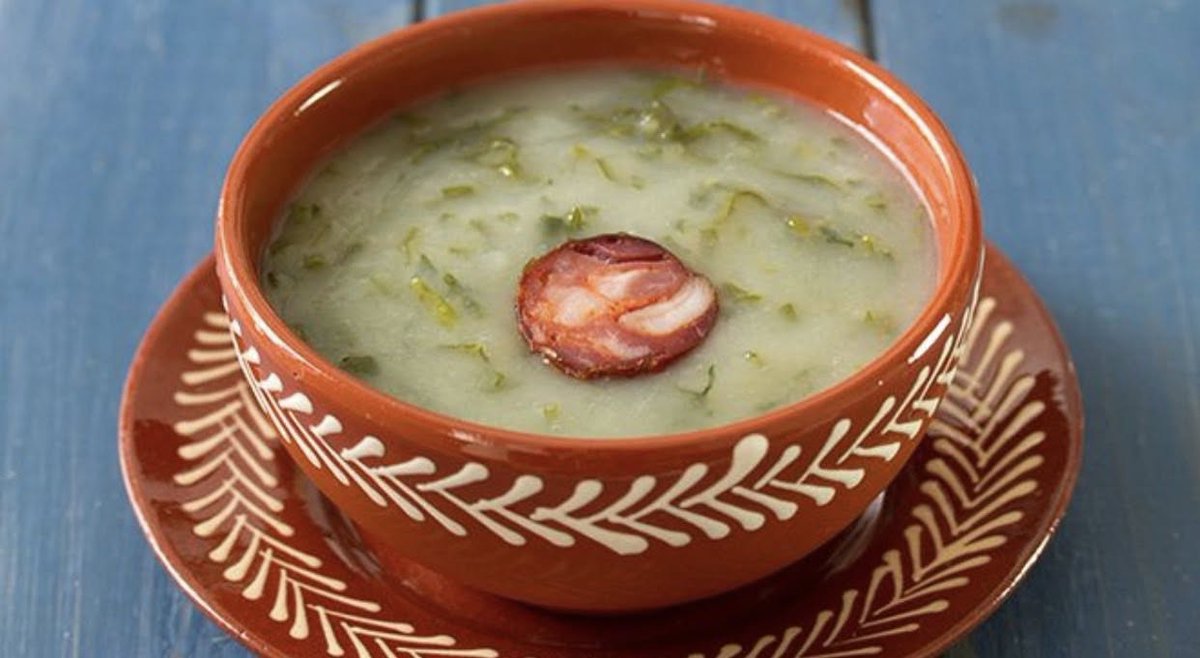 alentejo_1970's tweet image. Presenting you: The 7 Gastronomic Wonders of #Portugal 🇵🇹
4. Caldo Verde
One of the most traditional soups in Portugal, made with potatoes, finely sliced kale, olive oil, and chorizo. Simple yet comforting, it is commonly served during celebrations and family gatherings.