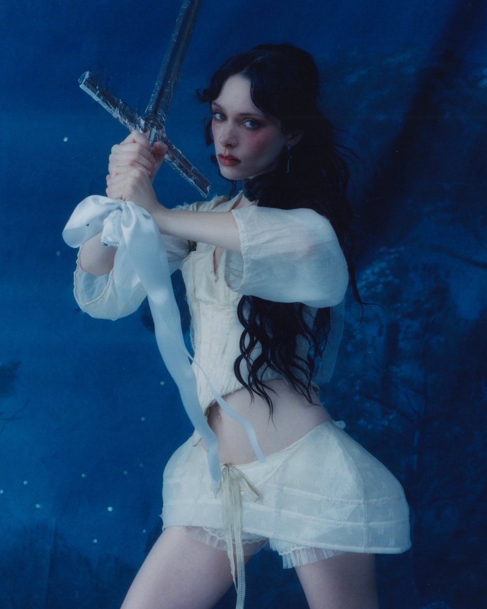 Holly Humberstone tweet media