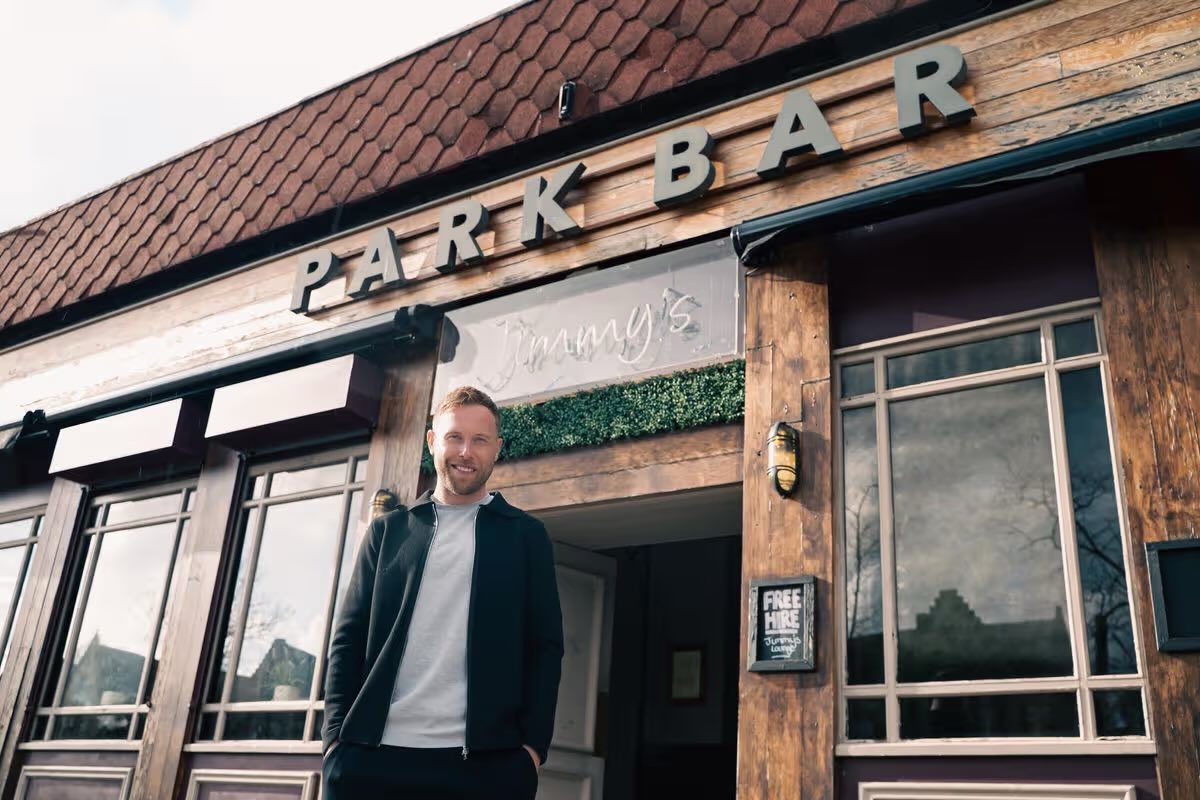 RFC_Michael_'s tweet photo. 📸 Scott Arfield pictured outside his new premises @Bar442Glasgow. 🫡

📍Bar 442, 442 Paisley Road West. https://t.co/BFFH9QAFBs