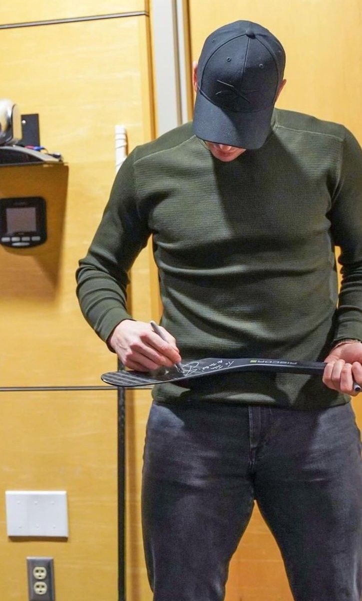 maplejesussid's tweet image. gonna start transvestigating sidney crosby bc there’s no way a cis man got hips like that