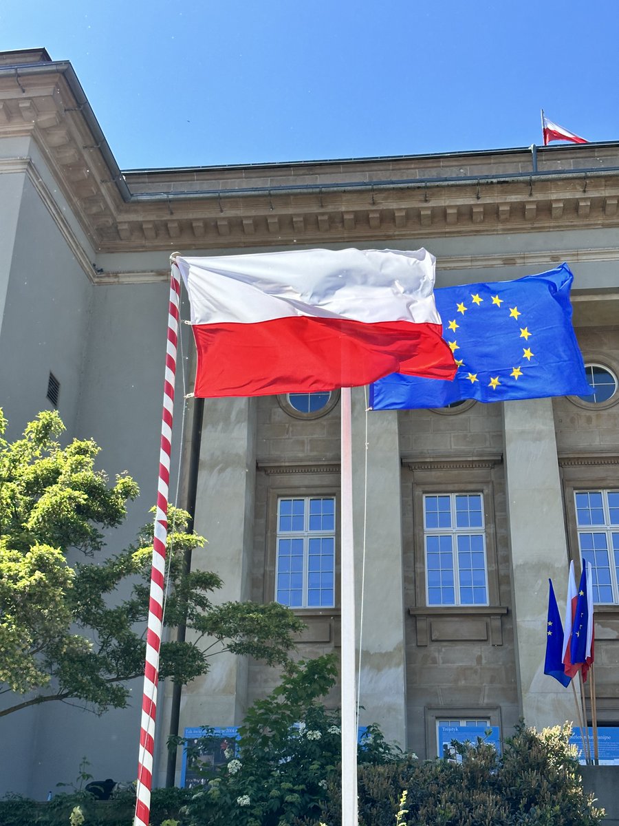 Sędziowie TK powinni podczas jednej z uroczystości 1, 2 lub 3 maja, w której będzie brał udział K.Nawrocki, mieć wskazane miejsca obok niego i korzystając z okazji wygłosić wobec niego rotę przyrzeczenia.