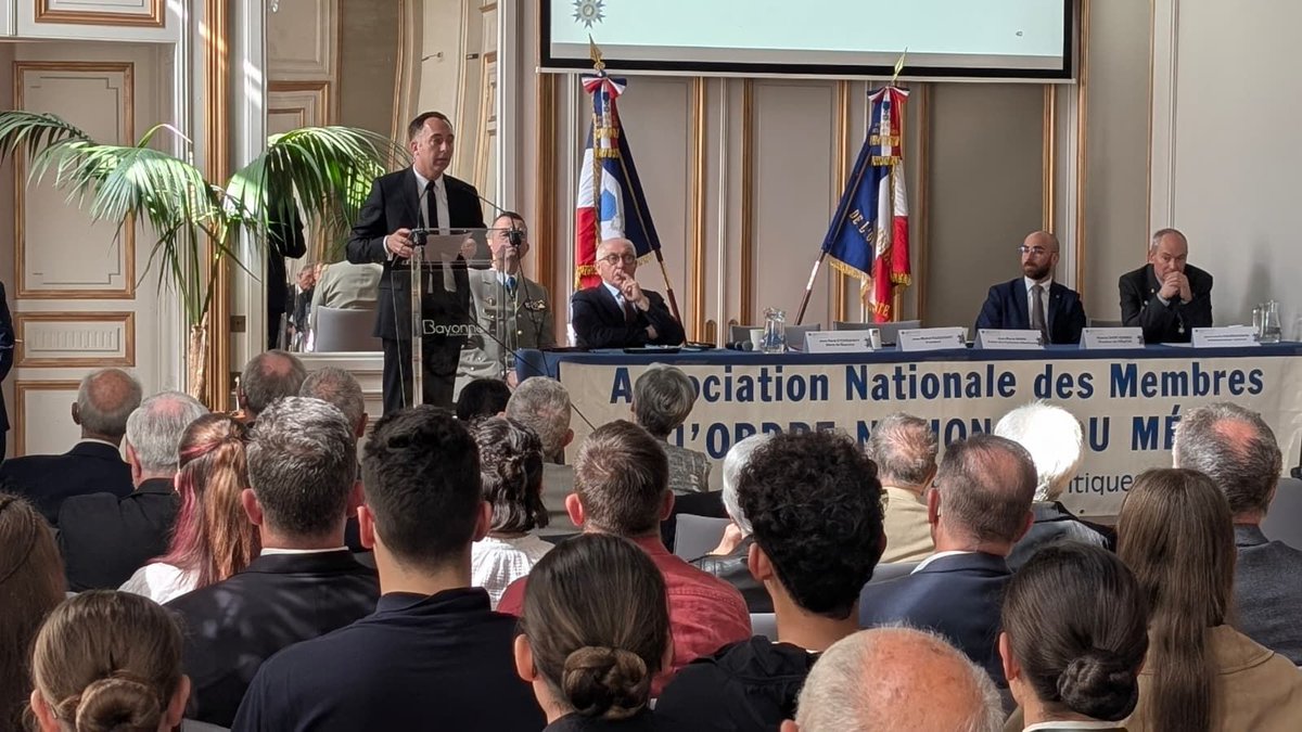 Prefet64's tweet image. #Engagement | Assemblée générale de la section départementale de l’association nationale des membres de l’Ordre national du Mérite des Pyrénées-Atlantiques à la Mairie de Bayonne, en présence du préfet et du délégué militaire départemental

🎖️ L'ONM est le second ordre national