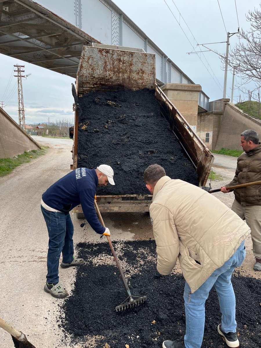 Belediye Başkan Yardımcımız Sayın İbrahim Aydın, Kaymakamımız Sayın Abdulkadir Umut Kasman, İlçe Emniyet Müdürümüz ve İlçe Milli Eğitim Müdürümüz ile birlikte yürütülen yol çalışmalarını yerinde inceleyerek yetkililerden bilgi aldı.