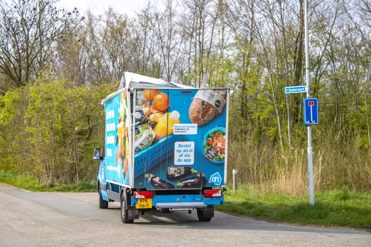 Boodschappenbezorger rijdt bestelbus kapot onder viaduct in Bolsward