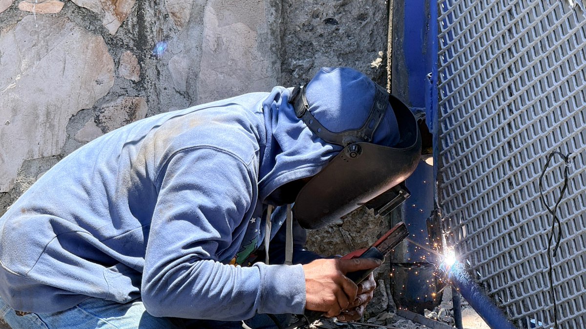 DiariodeCA's tweet photo. #EnElPaísDCA | Mientras los estudiantes se manifiestan frente a las instalaciones de la Universidad de San Carlos de Guatemala (#USAC), trabajos de soldadura se llevan a cabo para instalar nuevamente el portón de entrada que fue derrumbado por estudiantes para retomar el Campus Central, el pasado martes 7 de abril.

✍️🏻@ccanoDCA 
📷@jalfonsoDCA