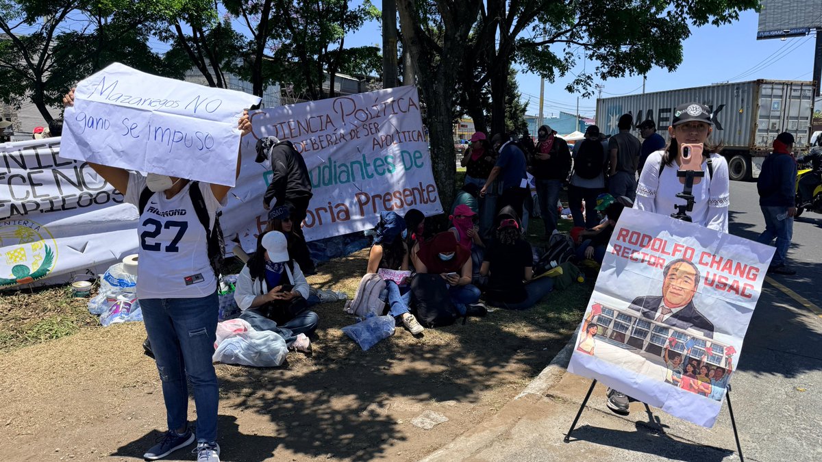 DiariodeCA's tweet photo. #EnElPaísDCA | Mientras los estudiantes se manifiestan frente a las instalaciones de la Universidad de San Carlos de Guatemala (#USAC), trabajos de soldadura se llevan a cabo para instalar nuevamente el portón de entrada que fue derrumbado por estudiantes para retomar el Campus Central, el pasado martes 7 de abril.

✍️🏻@ccanoDCA 
📷@jalfonsoDCA